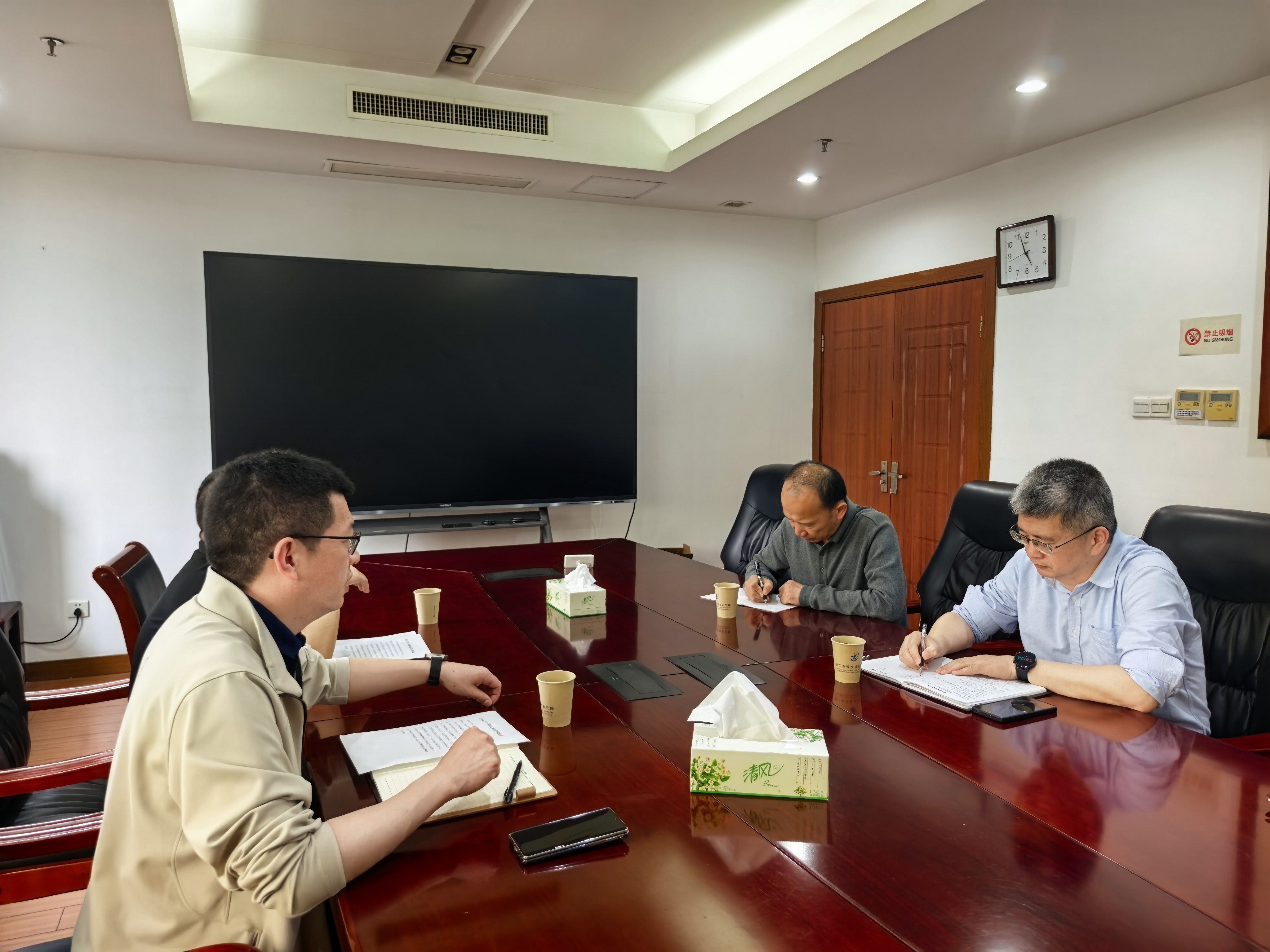 遂昌县县委常委何力挺一行来省科信院调研